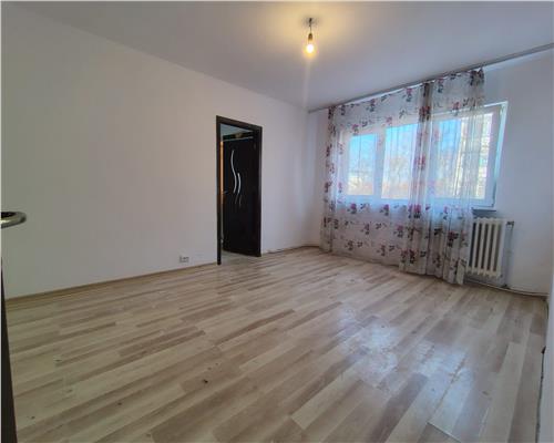 Apartament cu 3 camere, etajul 1, geam la baie, zona Mircea cel Batran