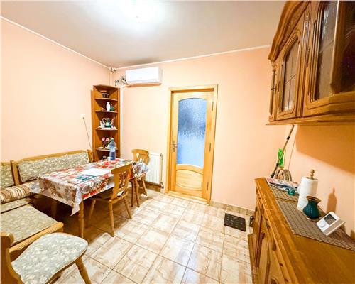 Apartament 3 camere, decomandat, etaj 1, de vanzare in zona Nicolina 2